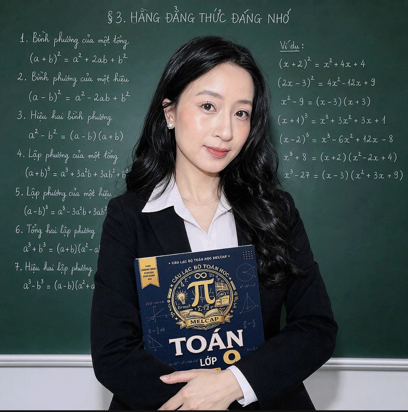 Cô giáo cầm sách toán MELCAP trước bảng lớp học